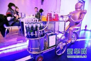 Roboter Restaurant in China – Eintopf vom radfahrenden Roboter-Kellner
