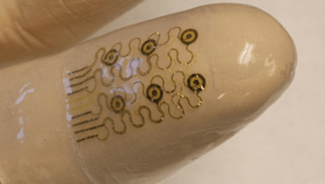 High-Tech OP-Handschuhe: Elektronische Fingermanschette gibt Patienteninfos an Chirurg weiter