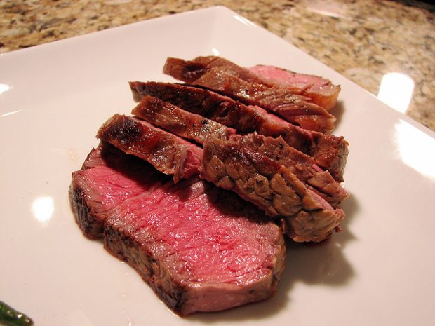 Foto:  New York strip Steak, Jon Gales, Flickr; CC BY-SA 2.0