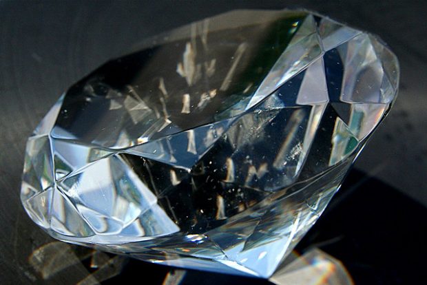 Diamanten sind schon länger nicht mehr die härteste Kohlenstoffverbindung. Foto:  Diamond Paperweight 8-24-09 3, Flickr, Steven Depolo, CC BY-SA 2.0