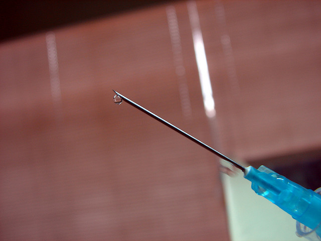 Spritze mit zwei Tropfen