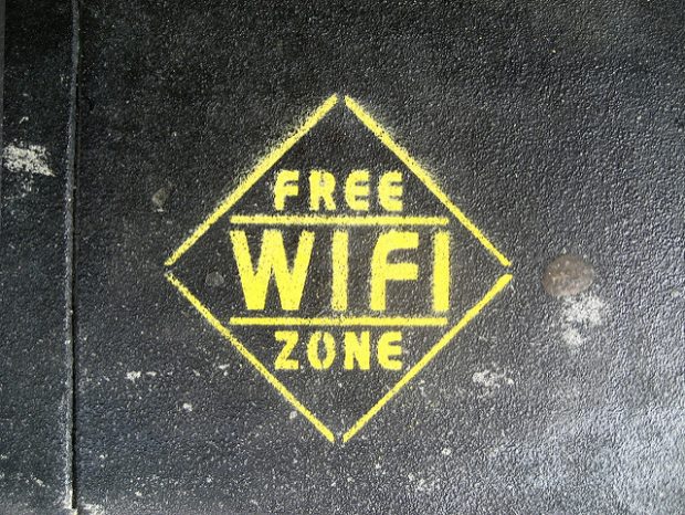 Bild:  Free Wi-Fi Zone, Erin Pettigrew, Flickr, CC BY-SA 2.0