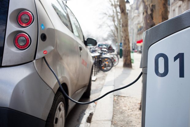 Bild:  Electric car charging station, PROHåkan Dahlström, Flickr, CC BY-SA 2.0