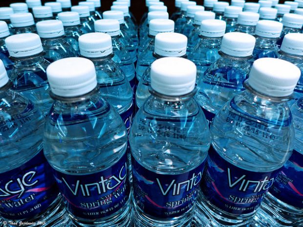 Foto:  Water Bottles, Thad Zajdowicz, Flickr, CC BY-SA 2.0