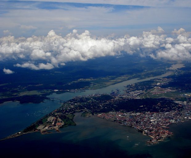 Der Beginn des Panama-Kanals auf der Pazifikseite. Bild: By Camilo Molina derivative work: MrPanyGoff [CC BY-SA 2.0 (http://creativecommons.org/licenses/by-sa/2.0)], via Wikimedia Commons