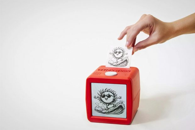 KI-Kinderspaß: Mini-Drucker druckt Sticker mit Fantasie-Motiven auf Sprachbefehl