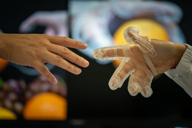 Berührung wird zu Bewegung: Neuer Sensor macht Roboter-Elektronik überflüssig